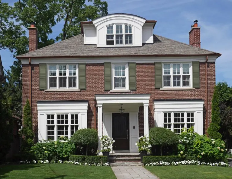 18 Captivating Shutter Colors for Red Brick Houses