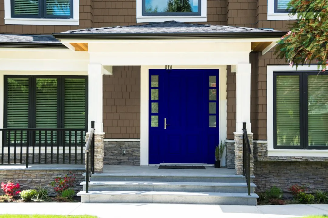 22 Irresistible Front Door Colors for Brown Houses